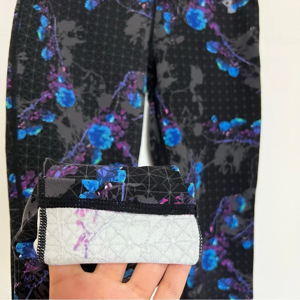 Aritzia Black and Blue Floral Leggings - Picture 7 of 7